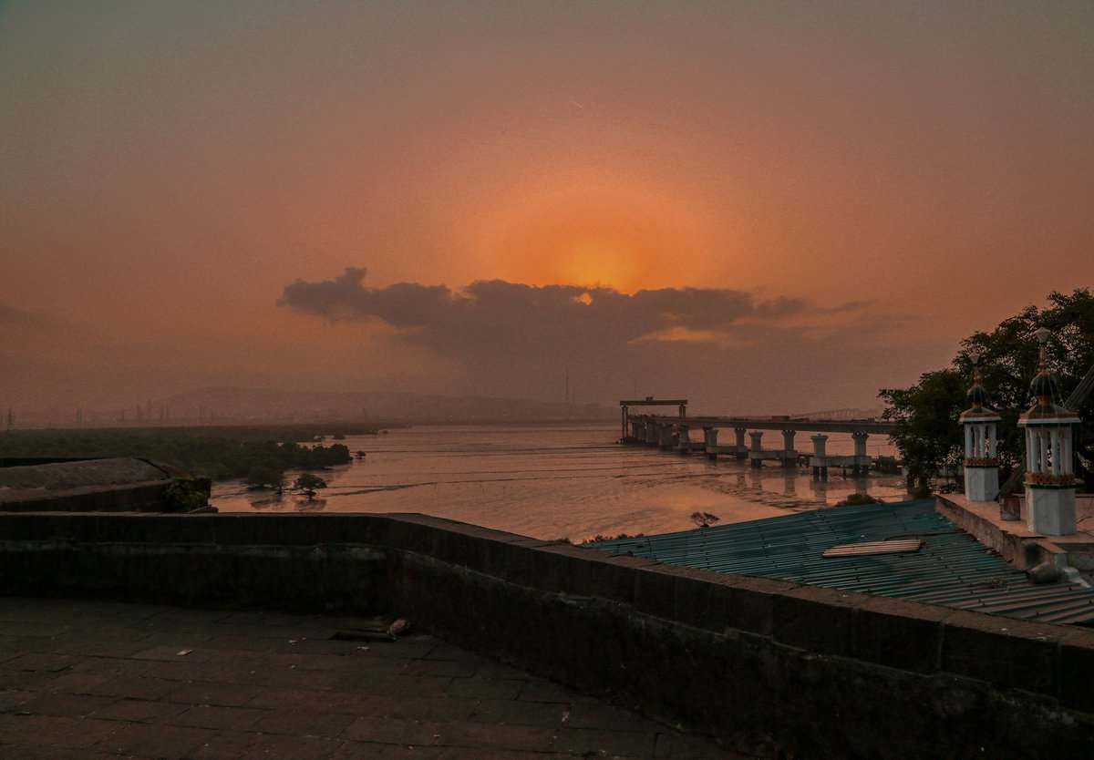 HarshankL's tweet photo. Explored the Swri Fort recently, located near vadala station.
The main aim was to go see some flamingoes but these views made up for that disappointment
Checkout my profile for more .
.
.
.
.
.
#sunrise #sunrisephotography #fort #landscapephotography #harshankclicks https://t.co/aNARObFHEv