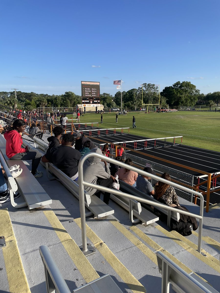 Just_Amirah23's tweet photo. I realize I’m really a #sportsmom #Seminolehigh #trackmeet 🧡🖤🧡🖤 https://t.co/5dq8NemeJM