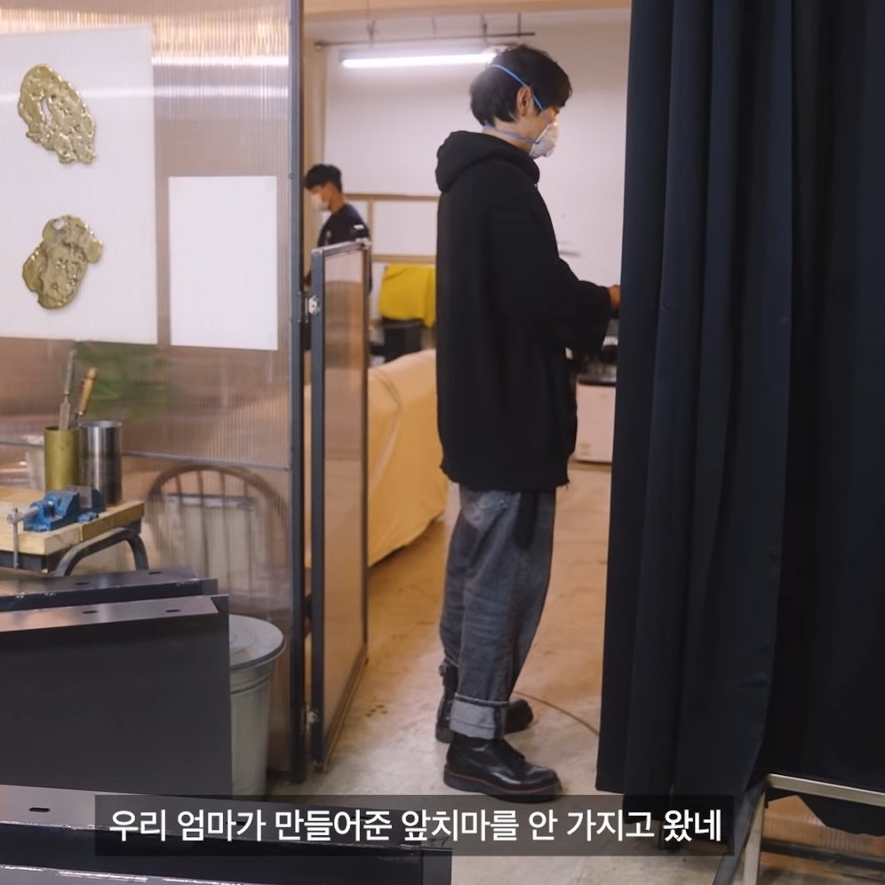 강동원 (42세)
직업 : 미남 배우
특이사항 : 엄마가 만들어준 앞치마 안들고옴