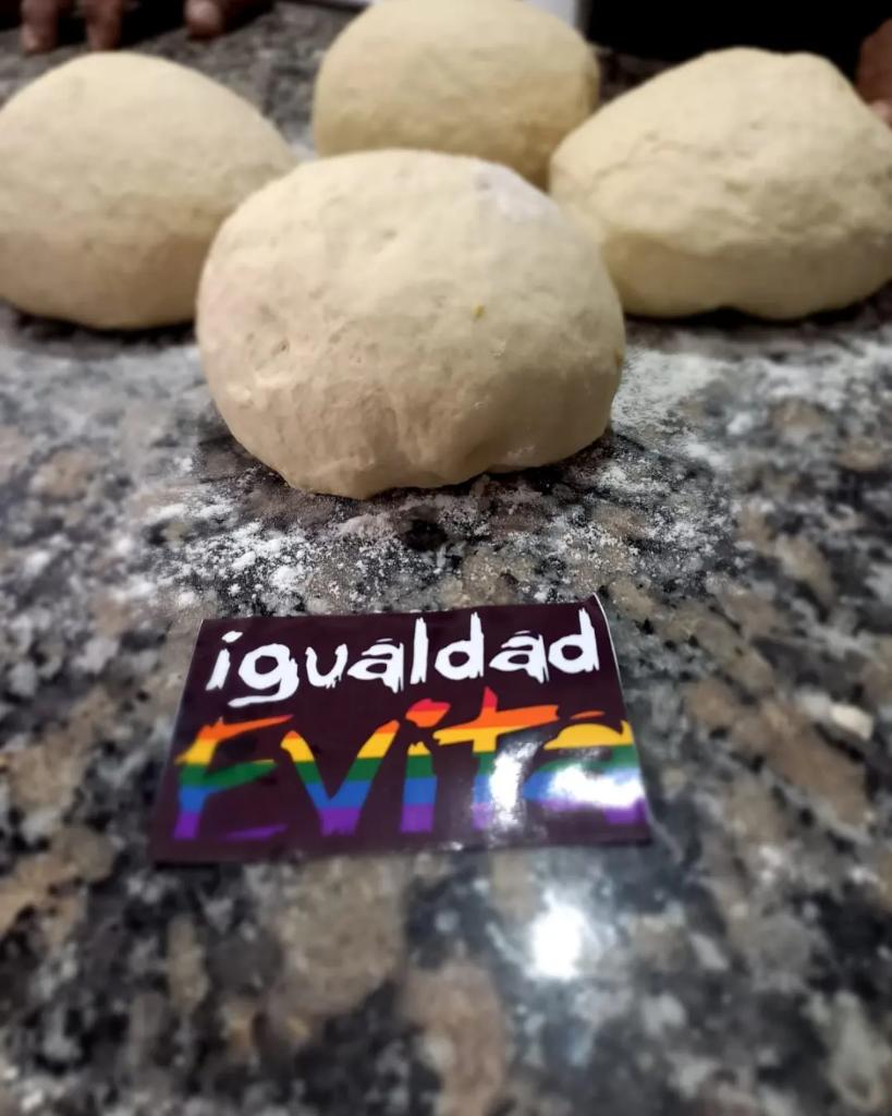 evitacomuna8's tweet photo. Ayer nuestrxs compañerxs de @igualdadevita1 junto con Casa Pueblo  dieron un taller de panadería para vecinxs de nuestra comuna que buscan integrarse al trabajo desde la organización de la economía popular. https://t.co/KV9gQbg5IU