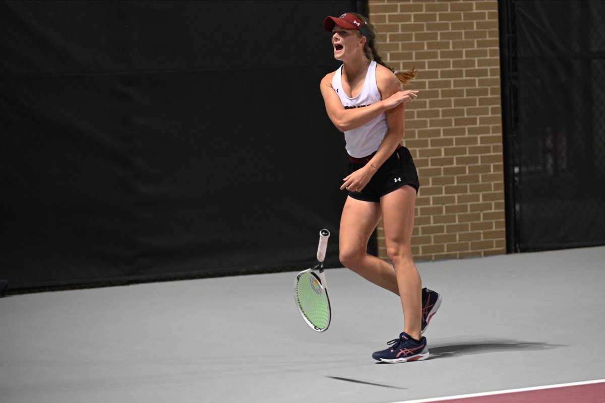 GamecockWTennis's tweet photo. The emotions of an 𝙪𝙥𝙨𝙚𝙩 𝙖𝙩 𝙝𝙤𝙢𝙚 ‼️

#Gamecocks 🐔 // 🎾

📰: https://t.co/FKbFHgG1x9 https://t.co/uq90LPUrCk