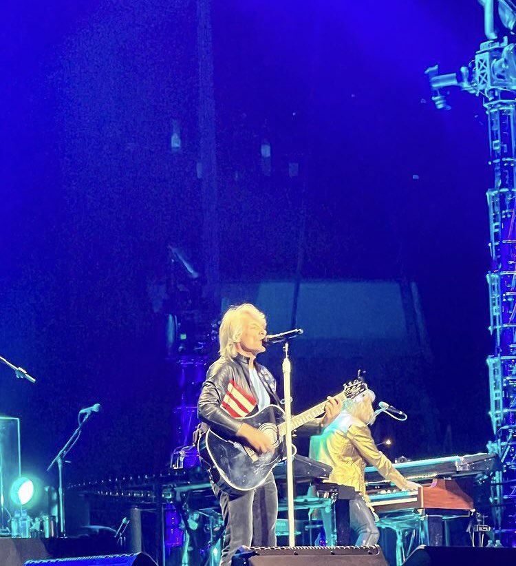 JoviUpdates's tweet photo. .@jonbonjovi on stage in North Carolina on the 2022 tour - April 8, 2022
Credit: juicebuns on IG https://t.co/NSUXuHZfd2