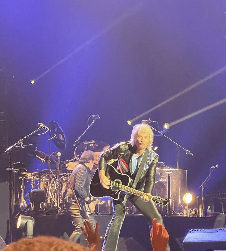 JoviUpdates's tweet photo. .@jonbonjovi on stage in North Carolina on the 2022 tour - April 8, 2022
Credit: juicebuns on IG https://t.co/NSUXuHZfd2