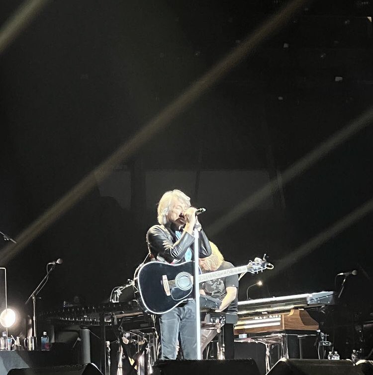 JoviUpdates's tweet photo. .@jonbonjovi on stage in North Carolina on the 2022 tour - April 8, 2022
Credit: juicebuns on IG https://t.co/NSUXuHZfd2
