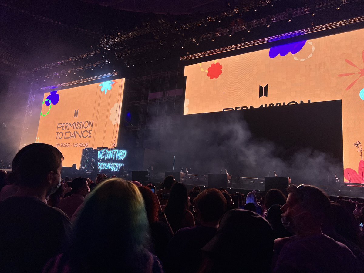 jmygmochis's tweet photo. Debido a problemas tectónicos con una de las pantallas aún no inician el concierto https://t.co/xDYy5Ky85f