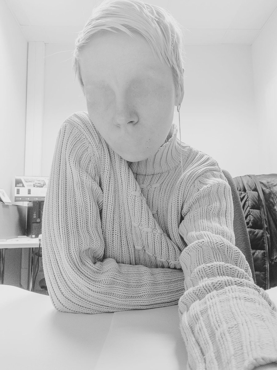 RViaute's tweet image. Anya Miroshnichenko empezó a hacerse conocida en Rusia por sus galerías de retratos sobre la anorexia, trastorno nervioso con prevalencia en las mujeres. Pero esta imagen expresa una nueva estación de su recorrido artístico, otra faceta de su registro de la desolación humana.