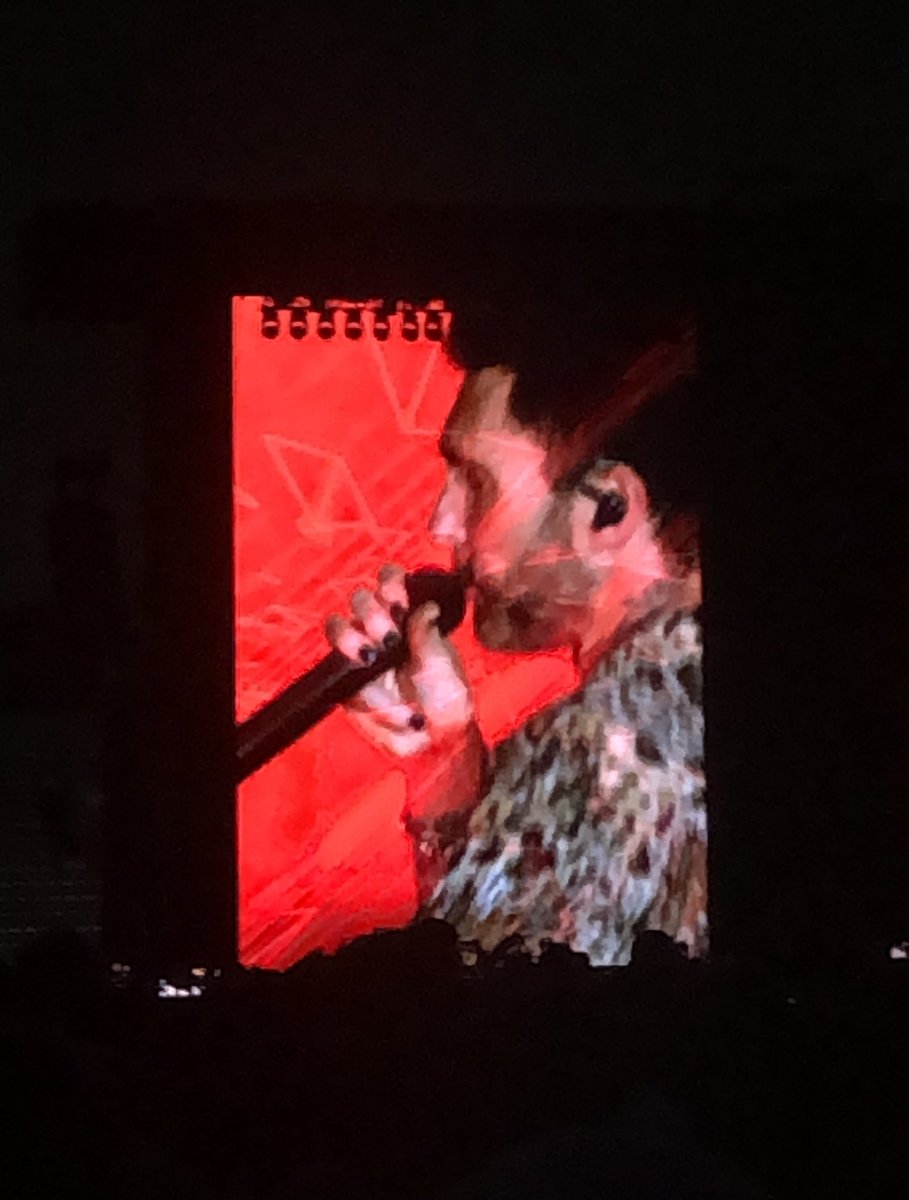 Semilla_ok's tweet photo. Esmalta tus uñas como Adam Levine de #Maroon5 con nuestro esmalte Simple Black + Top Coat Gel en pleno recital!!!😍😍😍 https://t.co/bgEbR5dmq3