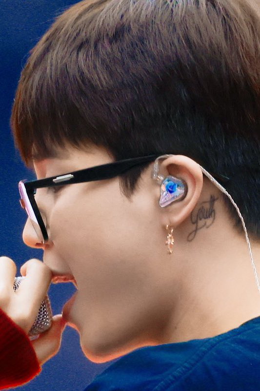 ParichatKoohar1's tweet photo. #kookmin ยัยพี่เปลี่ยน in ear เป็นรูปดอกกุหลาบสีน้ำเงิน คนน้องก็มีดอกลิลลี่ไทเกอร์สีส้มอยู่ที่แขน ..แล้วดูหน้ากากที่จกุกเคยเพ้นท์สีไว้สิ..งื้ออ..#jikook เพราะเราคู่กัน มันเลยต้องพิเศษตลอดสิน่า 🐣💜🐰 https://t.co/6TixYNyLk0