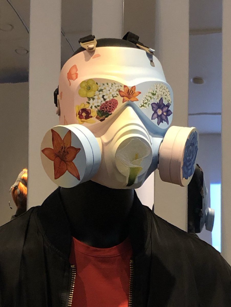 #kookmin ยัยพี่เปลี่ยน in ear เป็นรูปดอกกุหลาบสีน้ำเงิน คนน้องก็มีดอกลิลลี่ไทเกอร์สีส้มอยู่ที่แขน ..แล้วดูหน้ากากที่จกุกเคยเพ้นท์สีไว้สิ..งื้ออ..#jikook เพราะเราคู่กัน มันเลยต้องพิเศษตลอดสิน่า 🐣💜🐰