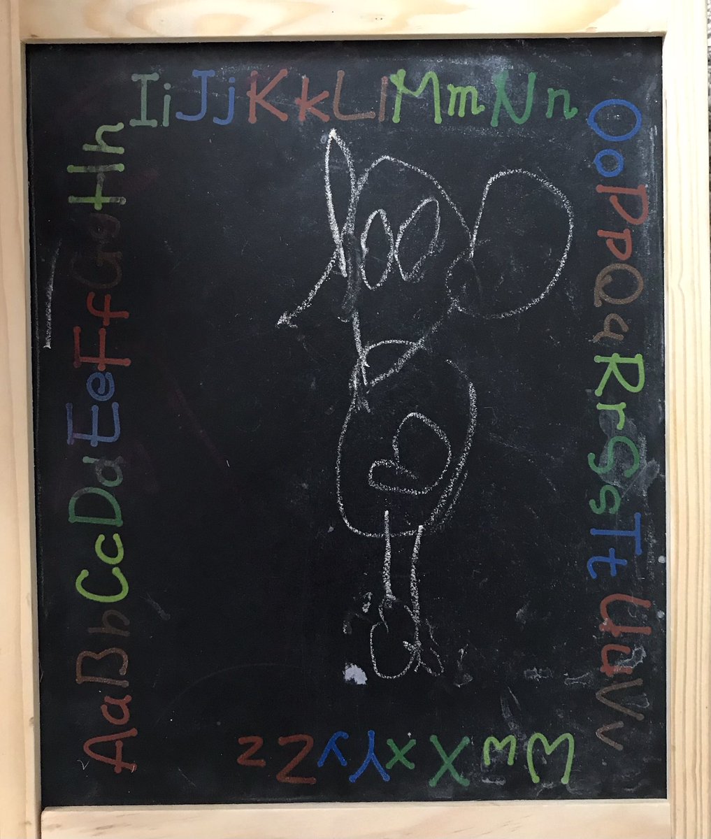 IasonReddochus's tweet photo. Filia, quae tres annos nata est, murem creta pinxit. Hanc bestiolam lepidam in spectaculo televisifico animato vidit.   Nescio utrum mus unum crus habeat an caput convertat! https://t.co/Fu4wb6YyWb