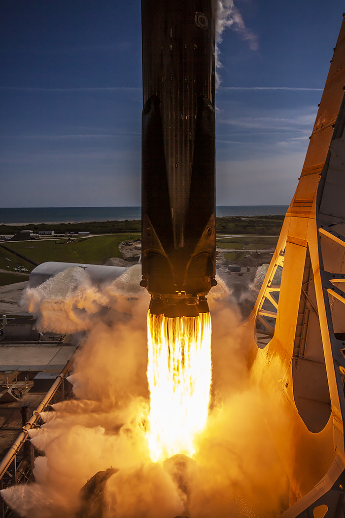 LaunchPhoto's tweet image. ...and the bottom. Falcon 9 launches Axiom-1 to the International Space Station.