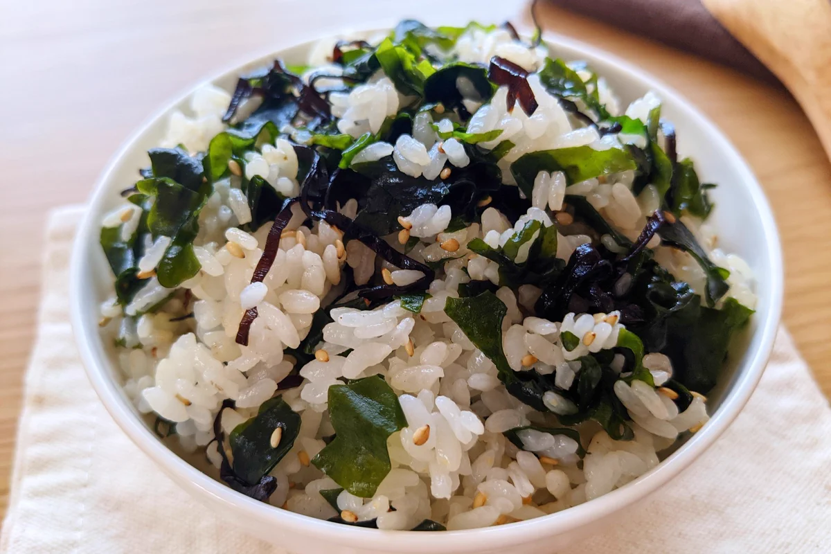 この一品だけで大満足！「塩こんぶわかめ混ぜご飯」