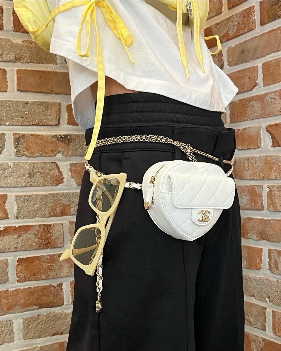 Azhae's tweet photo. Looking exceptionally adorable with these yellow silken, hugging the body delicately. The day has urged to dress casual, but still remain elegant with every fragments of my attire. That being said, I will wear more refreshing outfits, in order to be more spirited! https://t.co/R3vTnYjc5z
