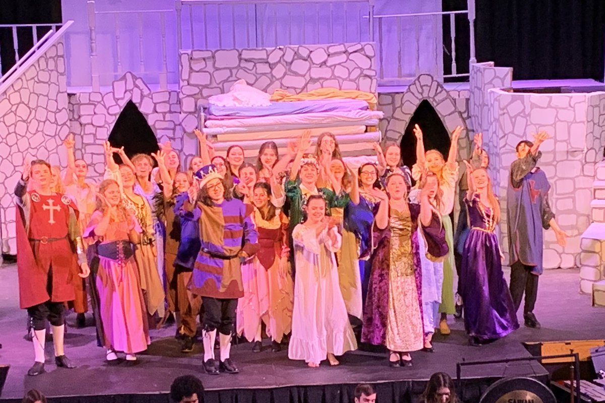 kelleycasper's tweet photo. Great performance tonight of Once Upon a Mattress by @LEHS_Theater. What an amazing group of talented young actors and singers! You could tell hours and hours of rehearsals went into to making this production so entertaining.
#WEareLakota https://t.co/6wBVW6gTKR