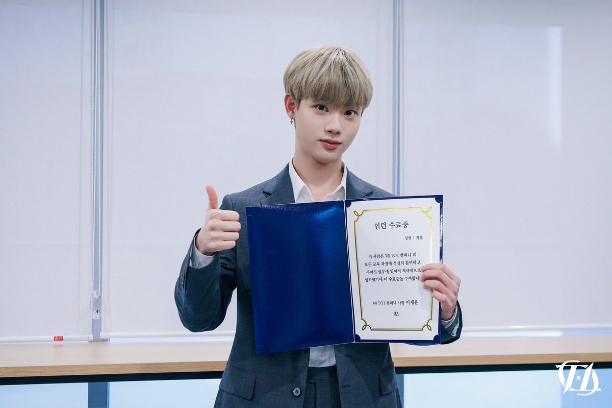 CHIHOONFEED's tweet photo. #치훈 to1 company internship ceremony 🎉📃 https://t.co/yAT4HY2T55