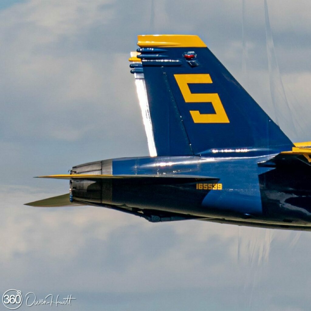 OwenAviation's tweet photo. Bending light with the sneak pass! @navyblueangelsolos @chewy1105 
@usnavyblueangels 

#titansofflight #jbcairexpo22 #blues #sneak #bend #shockwave #sneakpass #5 #solo #leadsolo #rhino #superhornet #chs #charleston #chas #jbchs #aviationphotos #militarys… https://t.co/5h1UJjKfYQ https://t.co/HuHPpCUfRK