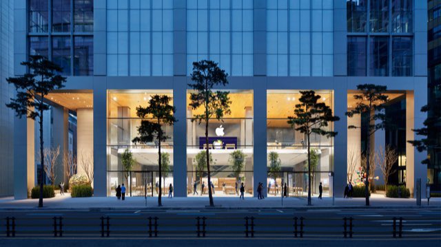 반가워요, 서울! 🇰🇷 Apple Myeongdong opened its doors as our newest store in the heart of Korea. We're thrilled to further support our Korean customers in a space as unique and vibrant as the community it serves.