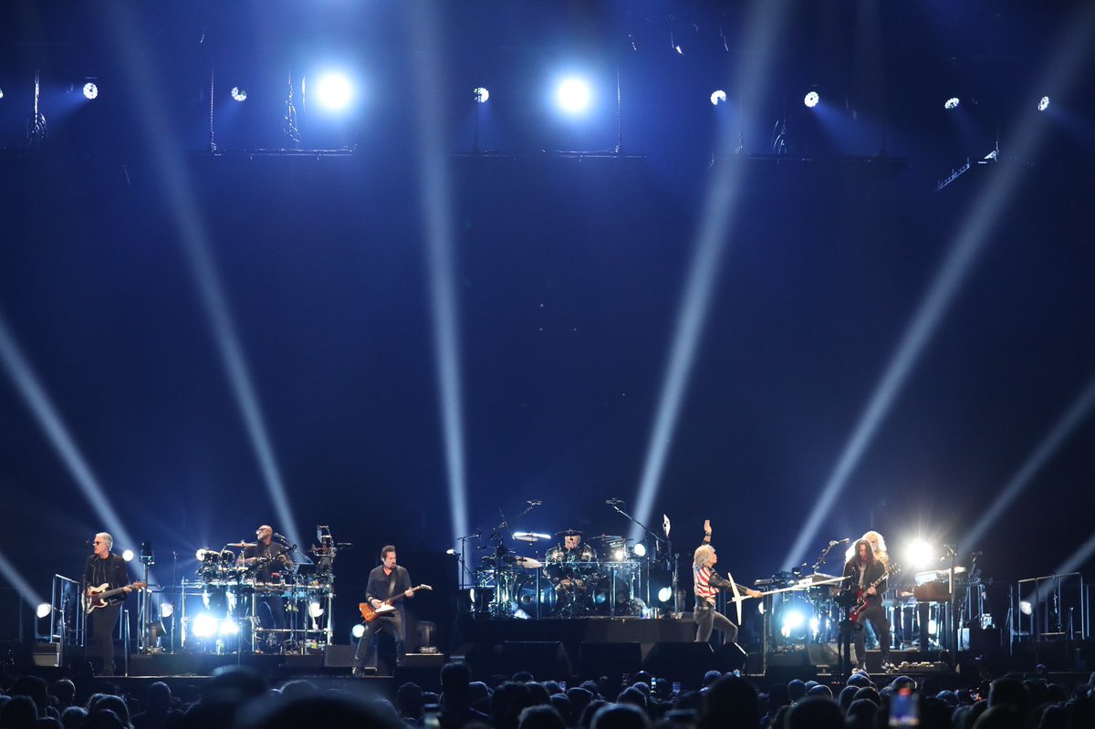 spectrumcenter's tweet photo. .@BonJovi definitely rocked the house tonight! 🎸🎸🎸

#SpectrumCenterCLT https://t.co/gxXmOTdvve