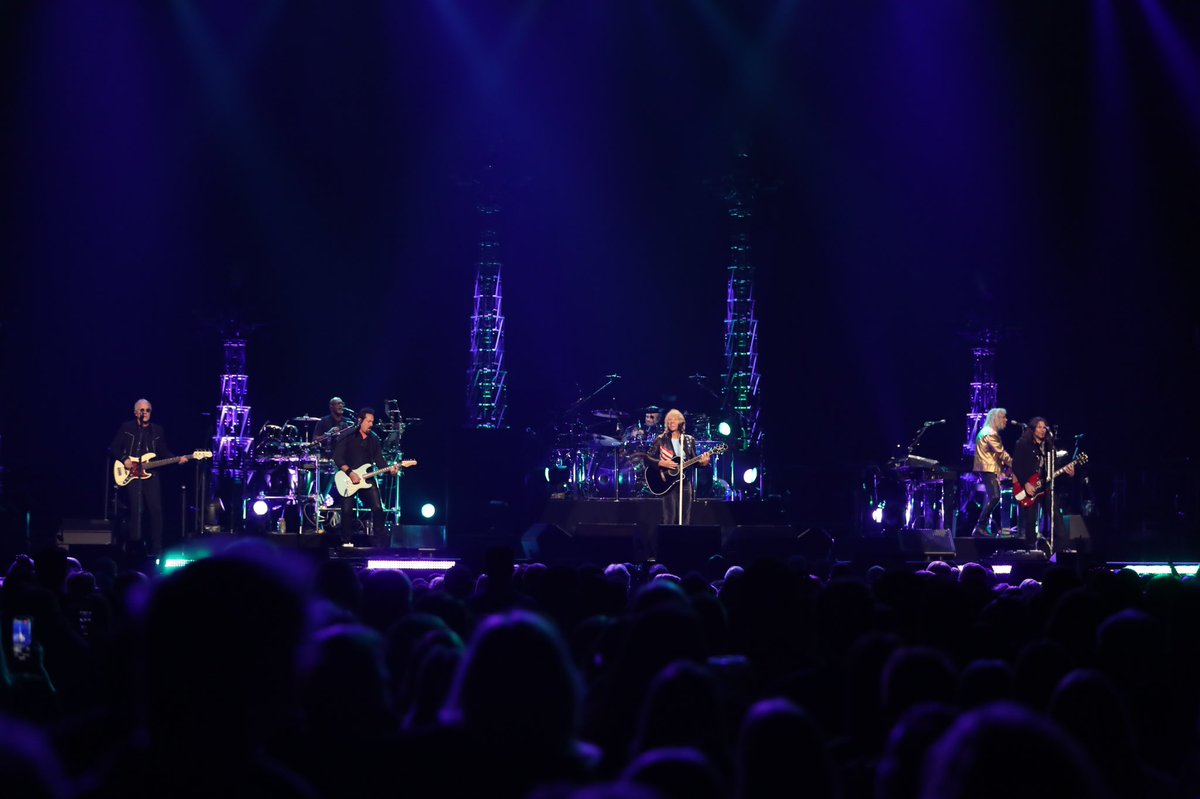 spectrumcenter's tweet photo. .@BonJovi definitely rocked the house tonight! 🎸🎸🎸

#SpectrumCenterCLT https://t.co/gxXmOTdvve
