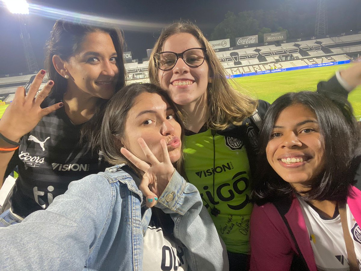 LaSamesa's tweet photo. Ya nos dio permiso de la selfie.
@diegorolcan86 y había sido no era por nosotras 🤗🤗
.
.
.
Las de siempre en todas 
Si en la libertadores y el campeonato te vengo a ver 
@angyalonsoo @PaziiTorres @GibbonsAraceli https://t.co/sjiOZ6qpuD
