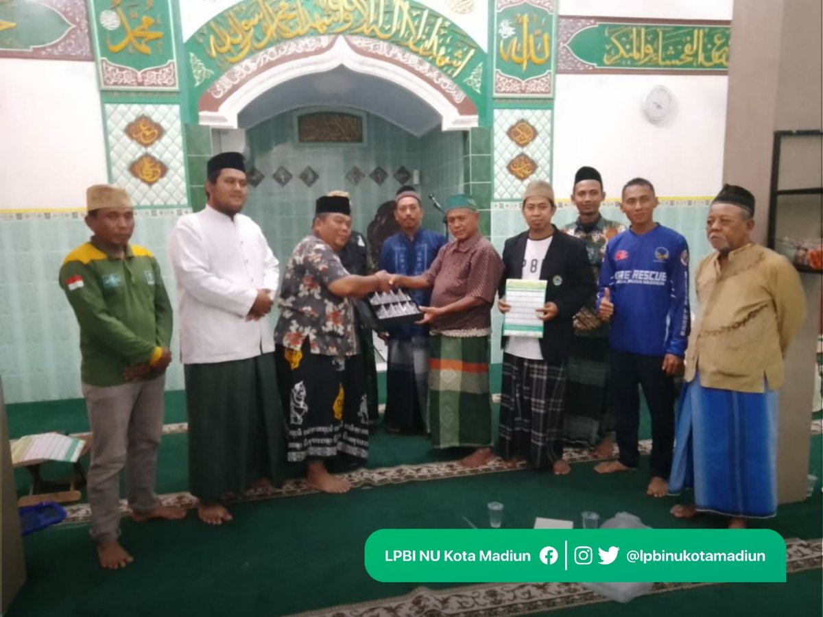 lpbinukotaAE's tweet photo. Relawan LPBI NU Kota Madiun membagikan kacamata baca gratis kepada Jama'ah Masjid/Musholla yang melaksanakan Tadarus Al-Qur'an di 3 lokasi:
1. Masjid Al Ichsan, Nambangan Kidul;
2. Masjid Baiturrahman, Nambangan Kidul; dan
3. Musholla di Desa Brumbun. 

#lpbinu #lpbinukotamadiun https://t.co/s7D8d8mrGd