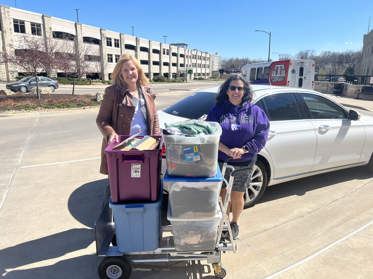 KStatePFP's tweet image. A wonderful day with the Parents &amp;amp; Family Program advisory board! This group of parents and family members provide valuable feedback and insight for K-State! Between meetings, they toured Bramlage and even dropped off donations to the @kstatecareer closet #EMAW #GOCATS