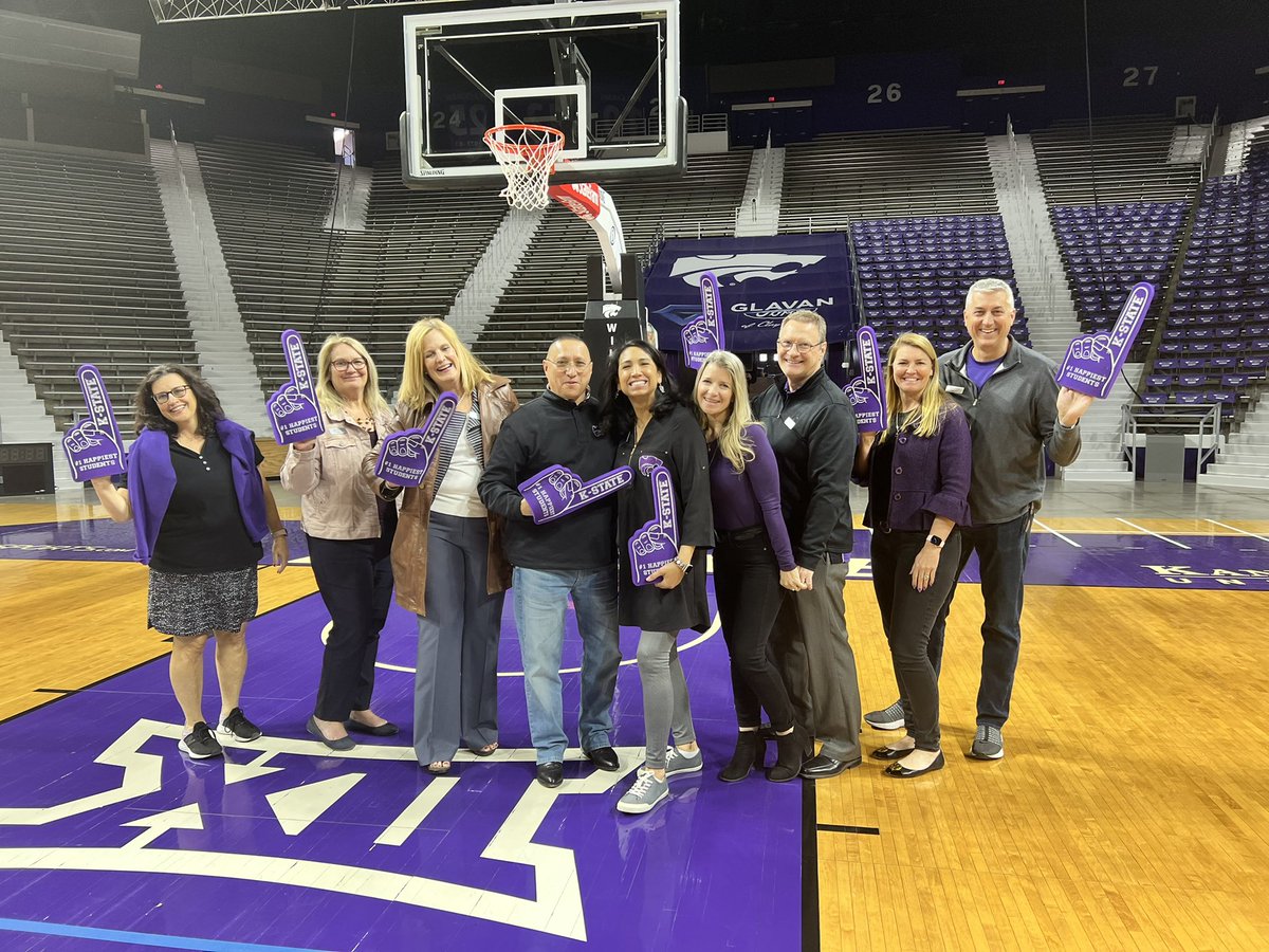 KStatePFP's tweet image. A wonderful day with the Parents &amp;amp; Family Program advisory board! This group of parents and family members provide valuable feedback and insight for K-State! Between meetings, they toured Bramlage and even dropped off donations to the @kstatecareer closet #EMAW #GOCATS