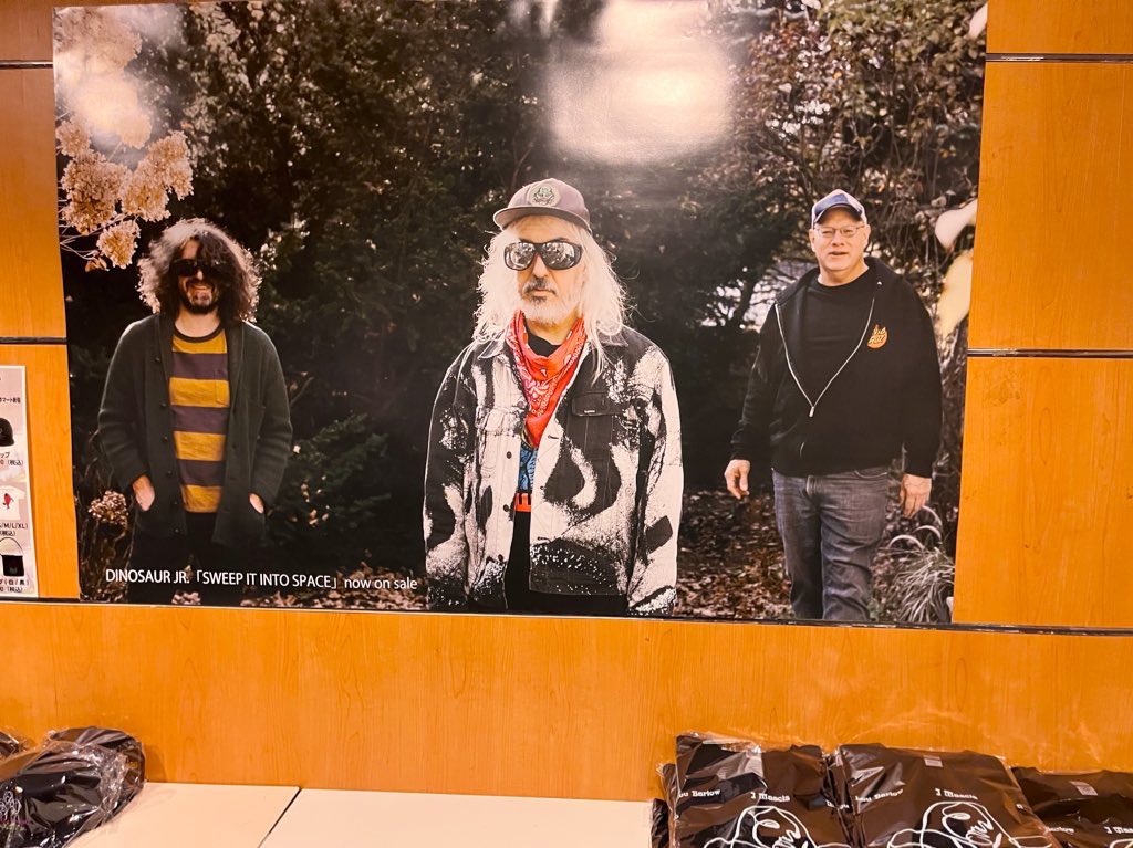 satodai69's tweet photo. dinosaur jr フリークシーン
300人のキャパで10人以下の来客。
帰りのエレベーター内で、何も語らないが、心は通じ合えた気がした。
個人的にはmarphのバンドは家族みたいだというところがとても心に染みた。割とよかった。もう1度観に行きたい。
#フリークシーン #DinosaurJr https://t.co/ZNMM7DoMe0