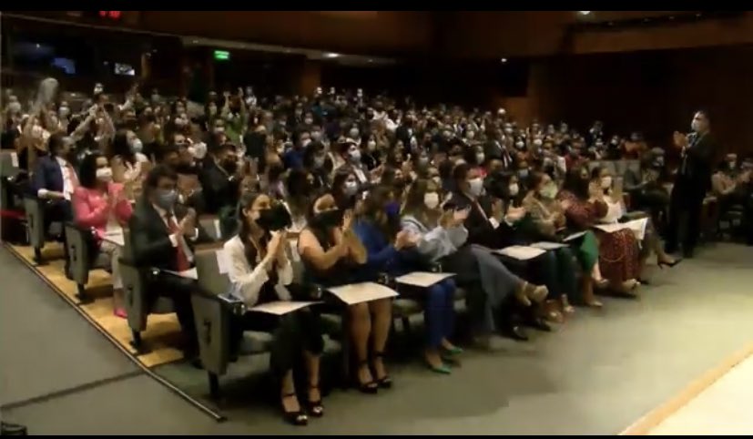 sandragarciajar's tweet photo. Felicitaciones a la nueva promoción de graduad@s en Gobierno y Asuntos Públicos; y Maestrías en Políticas Públicas, Gestión Pública, y Salud Pública @GobiernoUAndes. Profesionales comprometidos con el servicio público y la transformación social🎓 https://t.co/Iyt7PDJjat