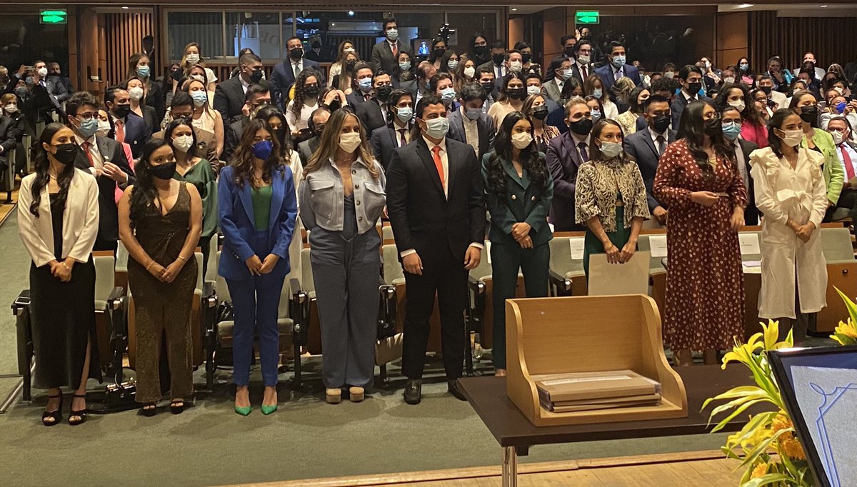 sandragarciajar's tweet photo. Felicitaciones a la nueva promoción de graduad@s en Gobierno y Asuntos Públicos; y Maestrías en Políticas Públicas, Gestión Pública, y Salud Pública @GobiernoUAndes. Profesionales comprometidos con el servicio público y la transformación social🎓 https://t.co/Iyt7PDJjat