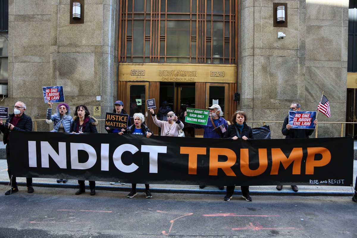 viewpress's tweet photo. Check out this gallery: Former US President Trump stop running for president in 2024: https://t.co/xsAqDb2E0Q https://t.co/bp8wvxhsYL