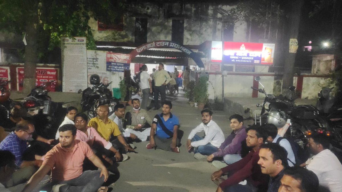 Abhishe42169505's tweet photo. @myogiadityanath @Uppolice 
ऐसे गुंडो पर कब चलेगा बाबा का बुलडोजर ।
वर्तमान सरकार में सरकारी कर्मचारी ही सुरक्षित नहीं तो फिर आम आदमी को कहाँ तक न्याय मिल सकेगा । https://t.co/16Gugr1M2z