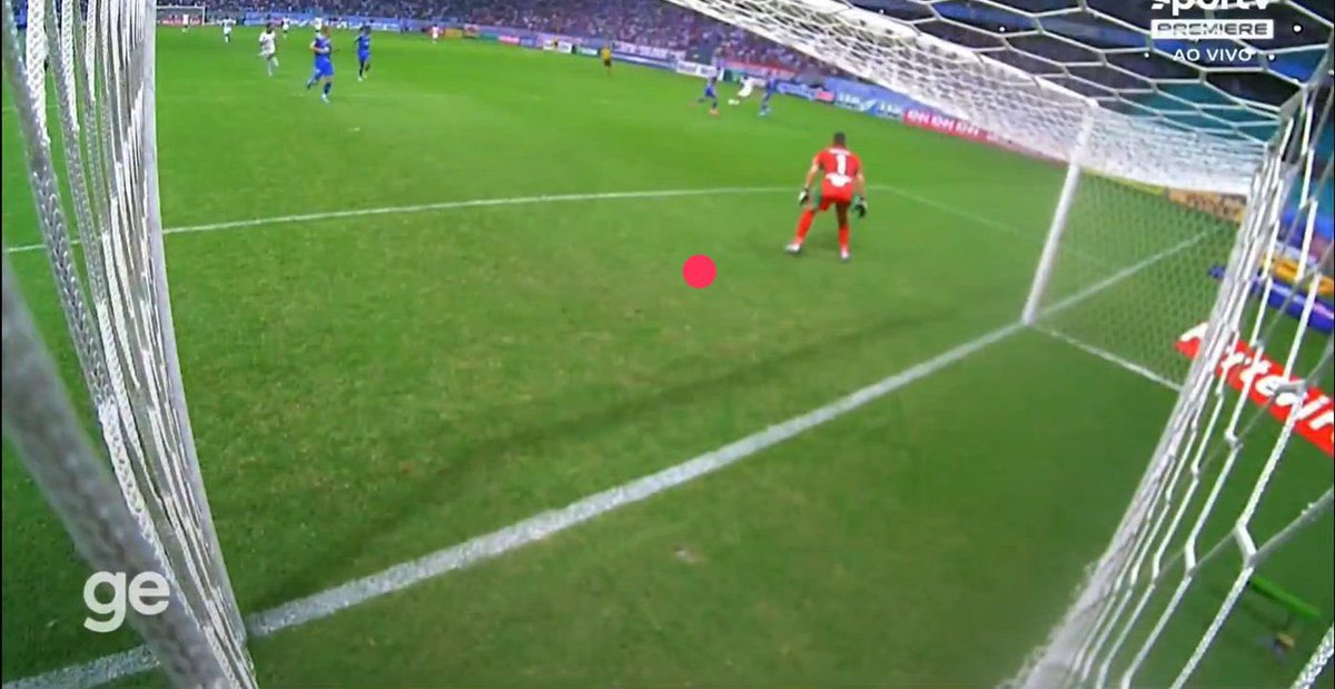 TwitZeiros's tweet photo. Não foi falha né ? Mostra a imagem pra qualquer goleiro e a resposta vai ser a mesma, mal posicionado. Posicionamento dele era para uma finalização lateral quase de escanteio quando não há adversário chegando a área (possível cruzamento) https://t.co/wbIJQLl5va