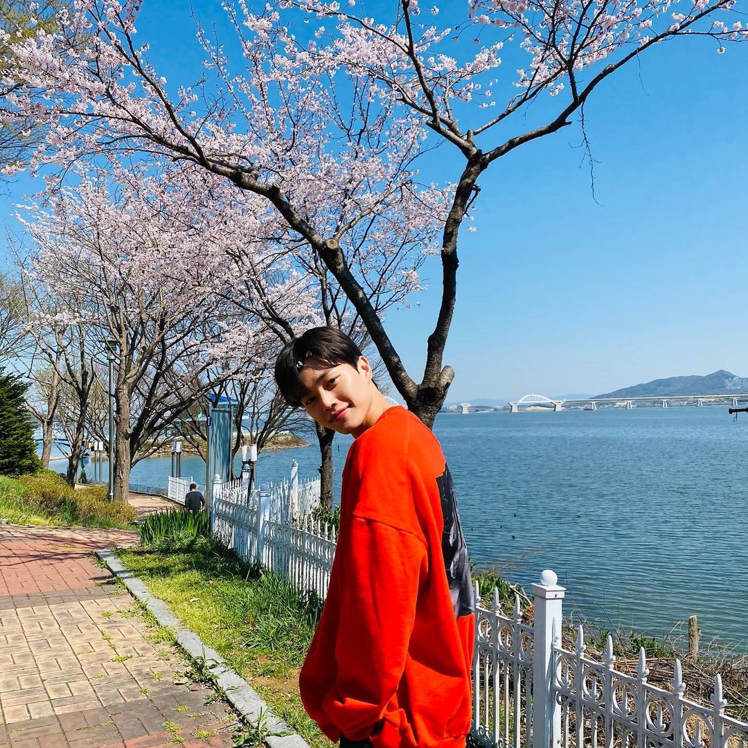 kang_archives's tweet photo. #SONGKANG #송강: 🌸🌸🌸 https://t.co/8uWwc805RZ