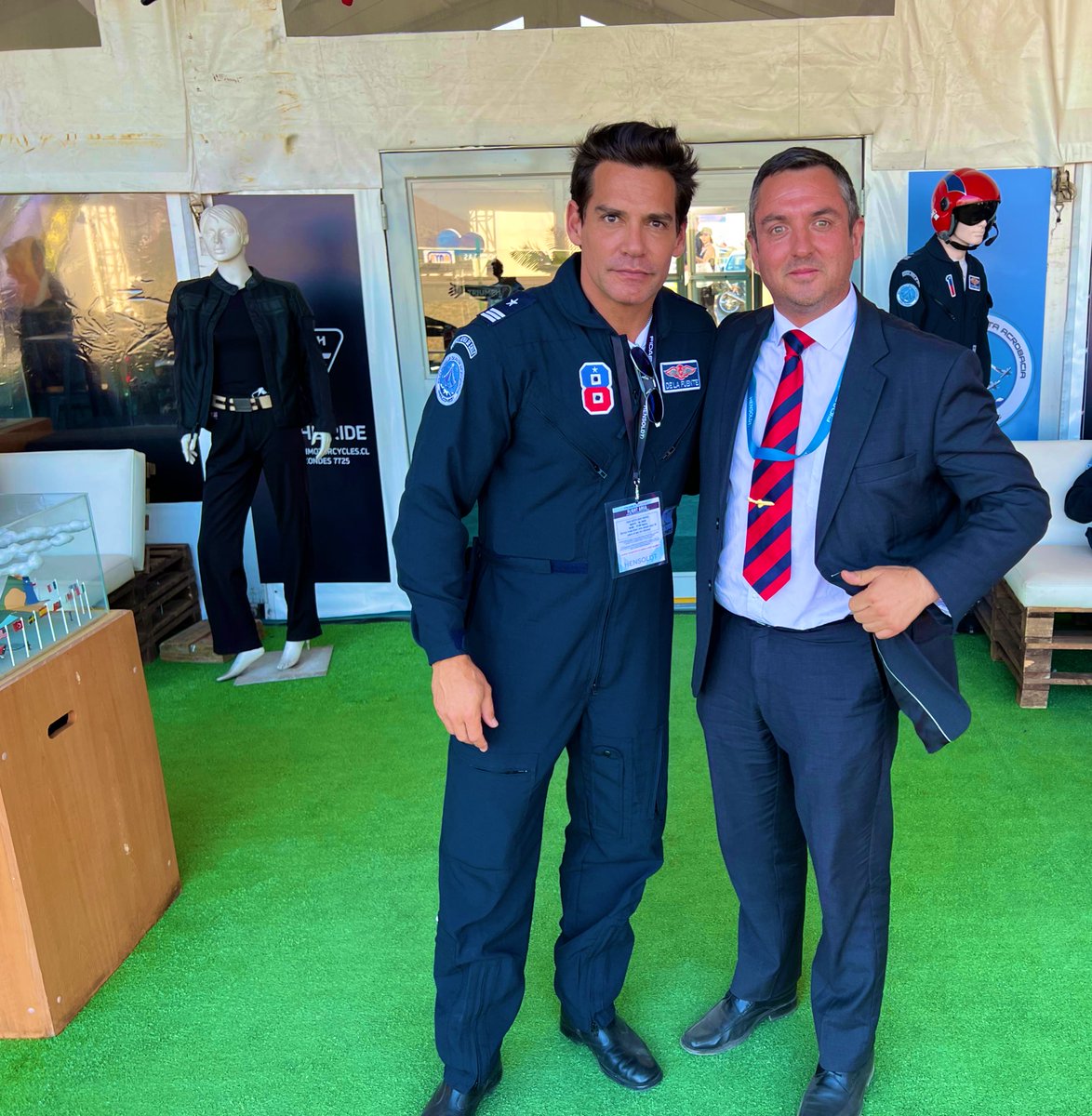 marsanchezmor's tweet image. En @FIDAE_OFICIAL junto a un grande de la aviación.. @iamdelafuente @Team_Halcones #fidae2022 #Fidae #flywithlobo #Fach