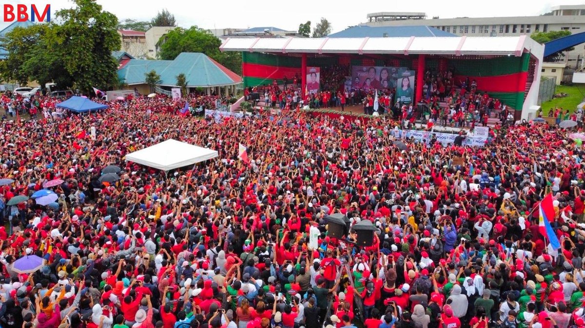 bongbongmarcos's tweet photo. Umulan man o umaraw lahat kayo ay nag-abang para lang marinig ang inihandang plano ng Uniteam para sa inyo. 

Maraming salamat, Catarman sa inyong pagtanggap sa aming mensahe ng pagkakaisa. https://t.co/zZb5oZcgzC