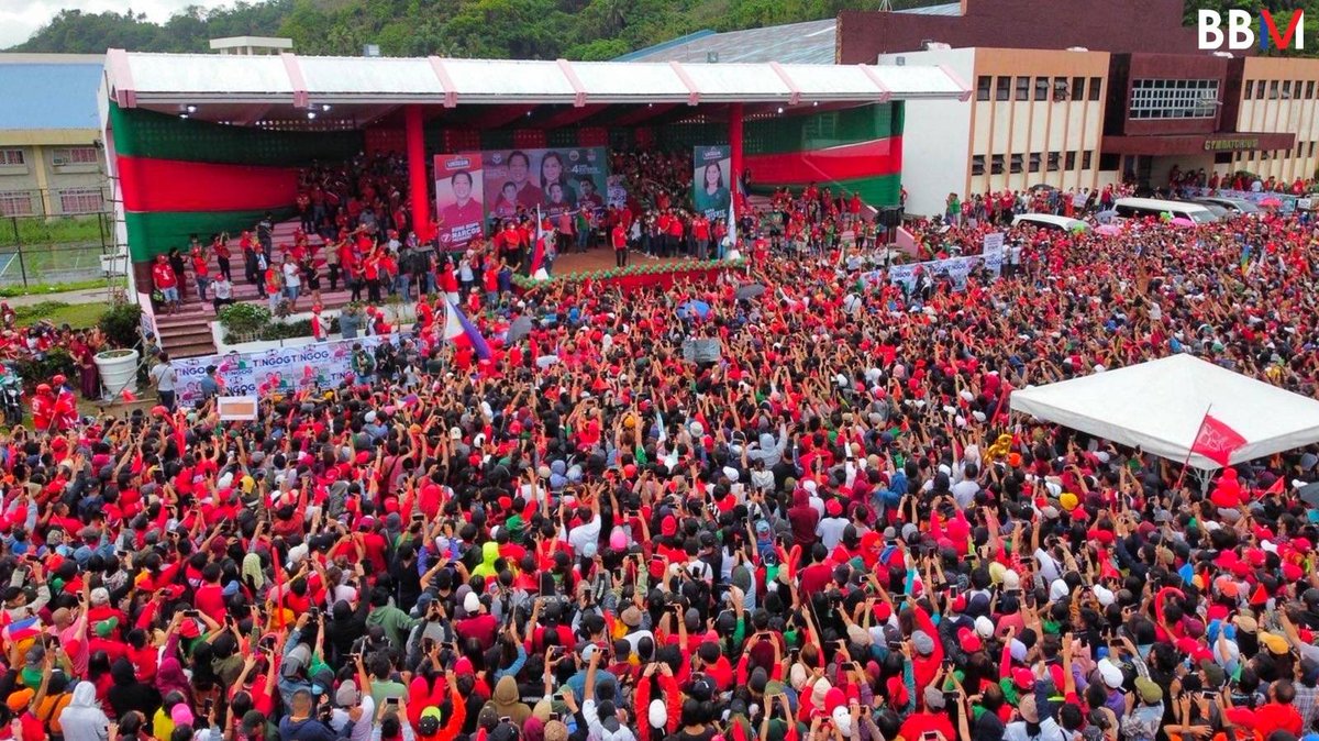 bongbongmarcos's tweet photo. Umulan man o umaraw lahat kayo ay nag-abang para lang marinig ang inihandang plano ng Uniteam para sa inyo. 

Maraming salamat, Catarman sa inyong pagtanggap sa aming mensahe ng pagkakaisa. https://t.co/zZb5oZcgzC