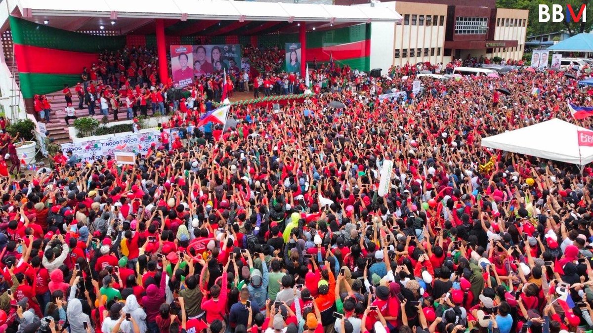 bongbongmarcos's tweet photo. Umulan man o umaraw lahat kayo ay nag-abang para lang marinig ang inihandang plano ng Uniteam para sa inyo. 

Maraming salamat, Catarman sa inyong pagtanggap sa aming mensahe ng pagkakaisa. https://t.co/zZb5oZcgzC