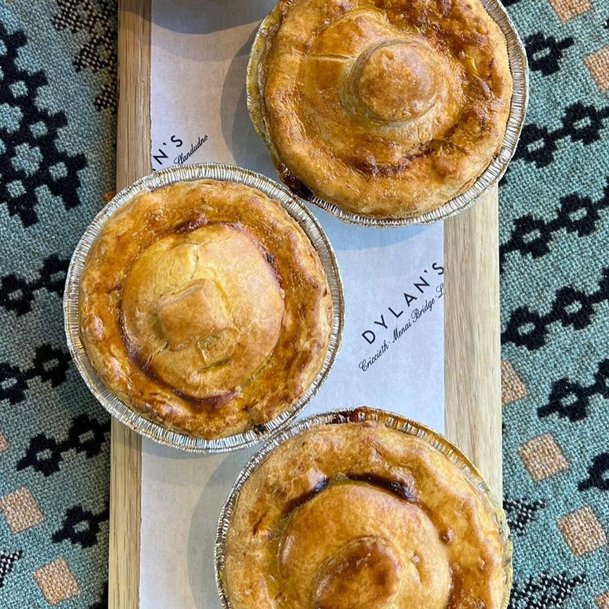 Bore da! Good morning! 

We’re sampling our new Pork and Chorizo sausage rolls today, come down if you’d like to try some! 

Our usual range of freshly baked goods are always available, too! Have a wonderful weekend ☀️ 

Open 9am - 5pm today!