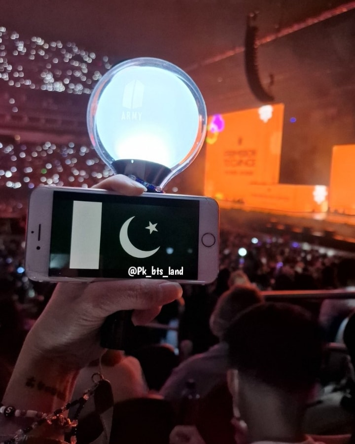Pk_bts_land's tweet photo. Guyss a friend of mine who went to concert captured this for us. 🥺🥺🥺💗💗 https://t.co/jqLY1VucUV