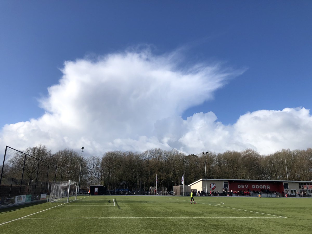 EvertWZ's tweet photo. Prachtige wolkenpartijen trekken voorbij. #devdoorn #doorn https://t.co/FD1c2fjyu6