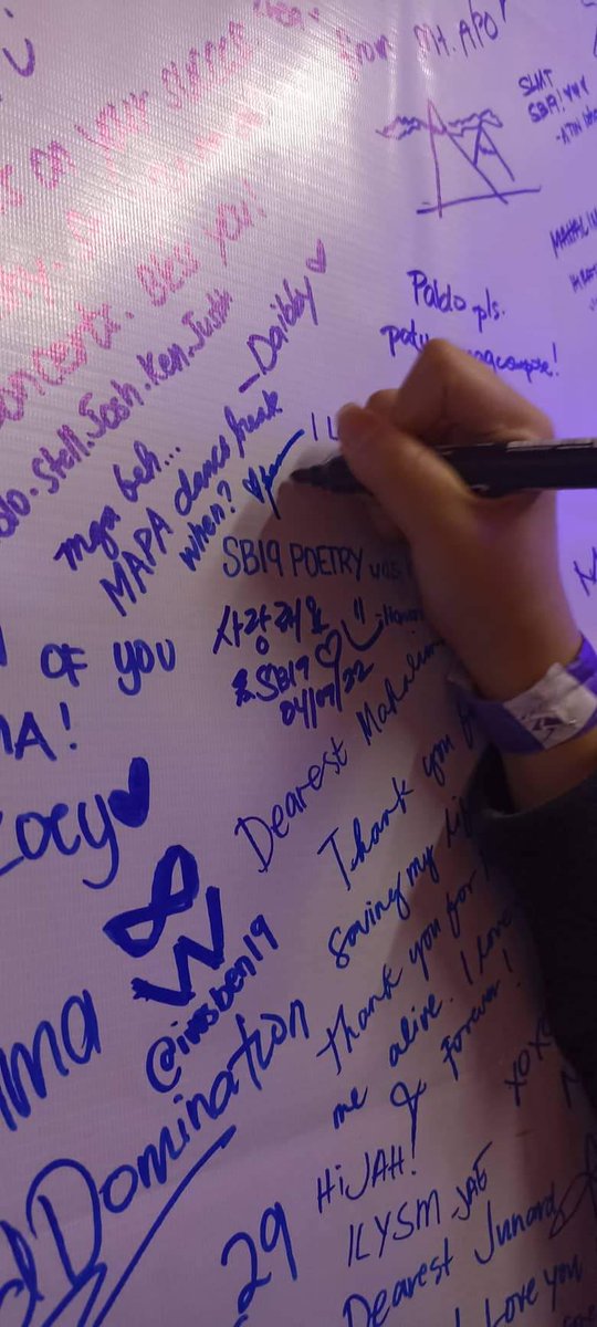 SB19_ATINph's tweet photo. Guess who dropped by and left this message here at the A'TIN booth? 👀

Are we going to see this soon? Hmmm...

SB19xATINBooth PPOPCONDay1
@SB19Official #SB19
#PPopRise2022
Listen to #Bazinga_SB19 https://t.co/u18c5DPTvv