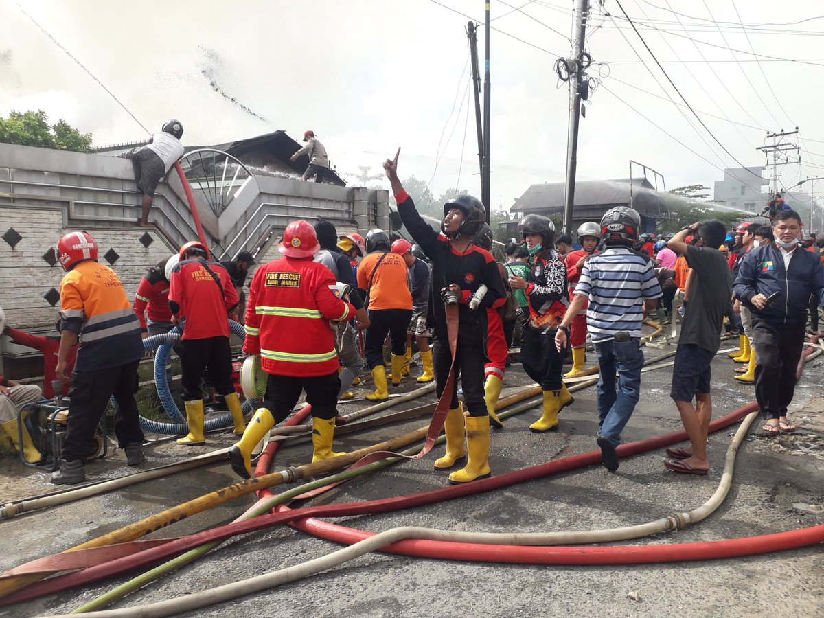 samarindasiaga's tweet photo. Luar biasa perjuangan rekan2 @DamkarSamarinda serta relawan pemadam kebakaran bahu membahu memadamkan api di TKP 65 Jl. kartini tadi siang wlpn dalam keadaan berpuasa,terimakasih banyak untuk perjuangan nya🙏🙏🙏 https://t.co/CFnI3uBNBQ
