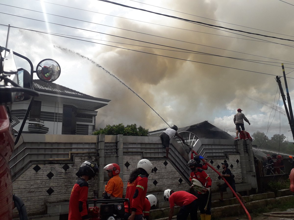samarindasiaga's tweet photo. Luar biasa perjuangan rekan2 @DamkarSamarinda serta relawan pemadam kebakaran bahu membahu memadamkan api di TKP 65 Jl. kartini tadi siang wlpn dalam keadaan berpuasa,terimakasih banyak untuk perjuangan nya🙏🙏🙏 https://t.co/CFnI3uBNBQ