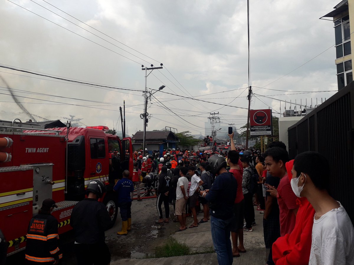 Luar biasa perjuangan rekan2 <a href="/DamkarSamarinda/">Damkar_Samarinda</a> serta relawan pemadam kebakaran bahu membahu memadamkan api di TKP 65 Jl. kartini tadi siang wlpn dalam keadaan berpuasa,terimakasih banyak untuk perjuangan nya🙏🙏🙏