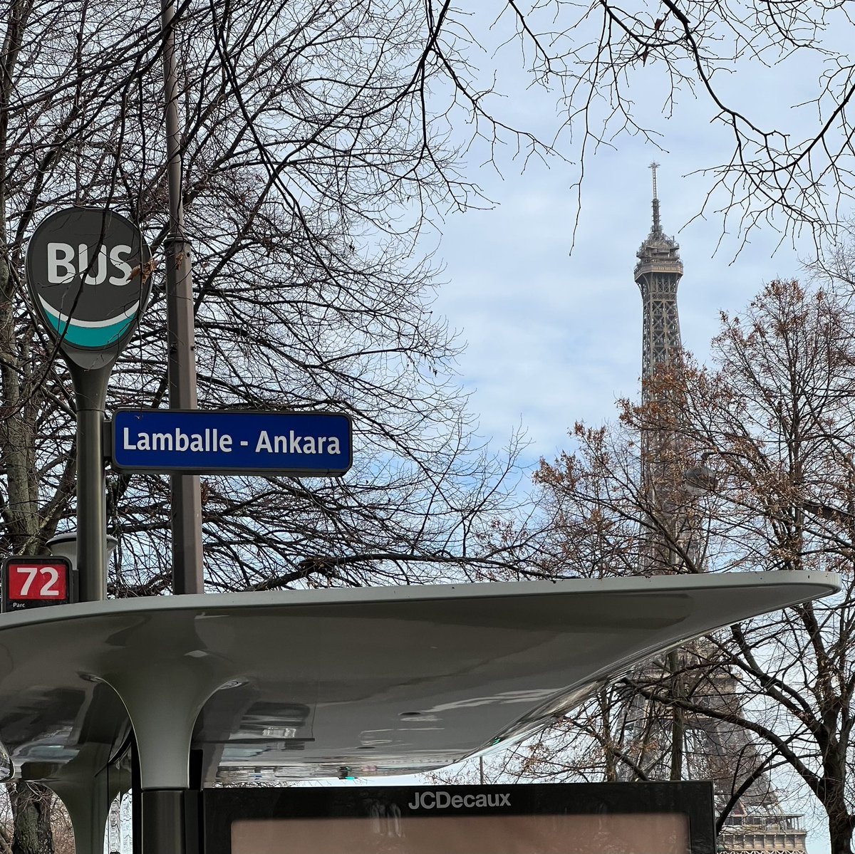 FranceenTurquie's tweet photo. #Paris’te de bize her yer #Ankara! Sizi bu hafta, ünlü yazar ✍️ #Balzac’ın, Paris’in göbeğinde yer alan kır havasındaki evine götürüyoruz. Yolumuz çok basit 🧭: #Ankara durağında inip 🚌 , tıpkı Ankara’daki gibi bir yokuş tırmanıp, #Eiffel kulesi manzaralı eve 🏡 ulaşıyoruz. https://t.co/k5a307RepX