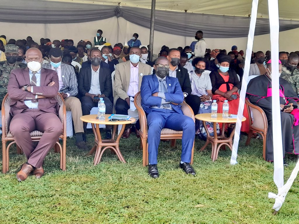 RubavuDistrict's tweet photo. Kuri uyu wa 9/4/2022, Senateri Dushimimana Lambert,@SenateofRwanda, bamwe mu badepite, @RwandaParliamnt, Meya wa @RutsiroDistrict n'abo bazanye,bifatanije n'Akarere ka #Rubavu, kwibuka ku nshuro ya 28, jenoside yakorewe Abatutsi mu1994, ku #Nyundo muri @NYUNDO_SECTOR .
#Kwibuka28 https://t.co/yUCWGDJwdV