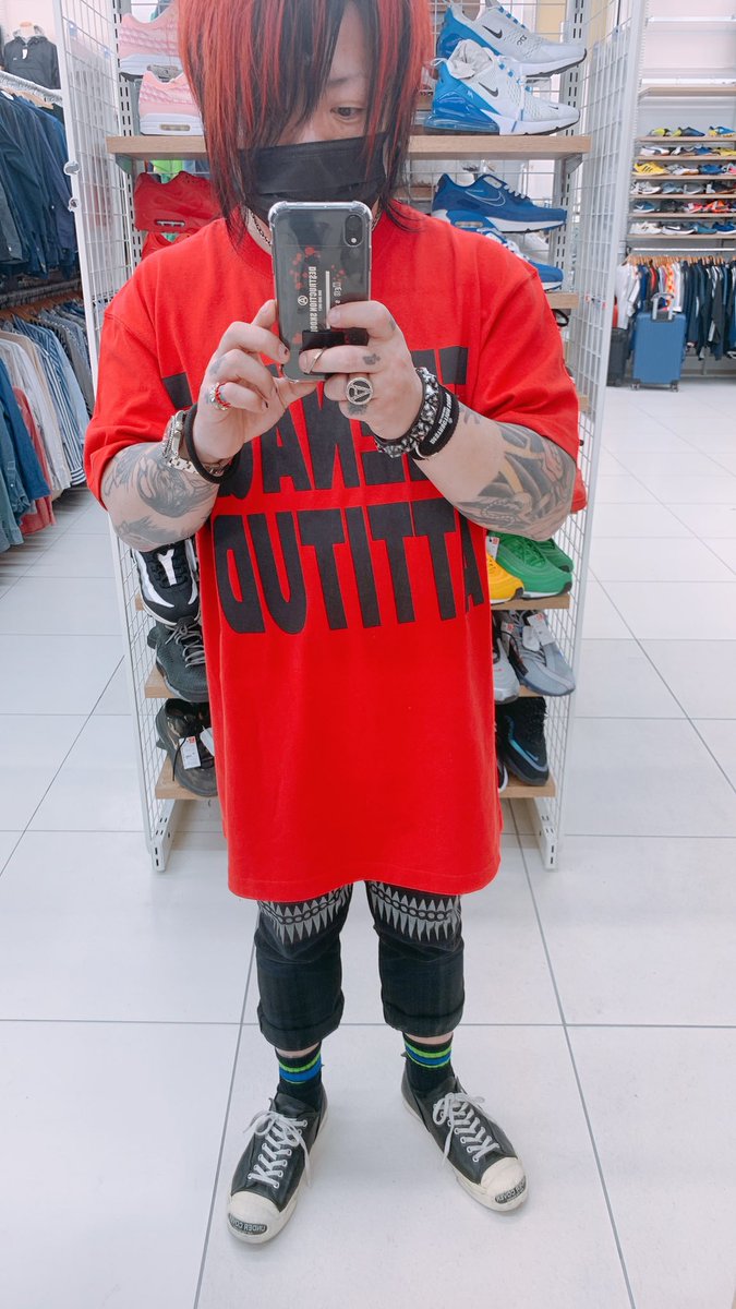 OSHP_KENTARO's tweet photo. 昨日ついでに作ったあたし用のTシャツ
黒が殆どだから、たまには赤着たいなぁと思ったので
試しで仕入れたこのボディ滅茶苦茶肉厚でやばい🤩
シルエット良いし素材も良過ぎ!
Tシャツ/アクセサリー #DESTRUCTIONSKOOL
パンツ #Anarcofhex
ソックス #FamilyMart
キックス #UNDERCOVER
時計 #ROLEX https://t.co/6hgFmwQAUF