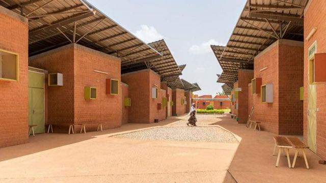 Jeunesse  Africaine   réveil  vous le temps  pour  les Africains ⏰ 
Diébédo Francis Kéré, né en 1965 à Gando, est un architecte  germano-burkinabé contemporain. En 2022, il est le premier Africain à recevoir le prix Pritzker d'architecture. félicitations 👍