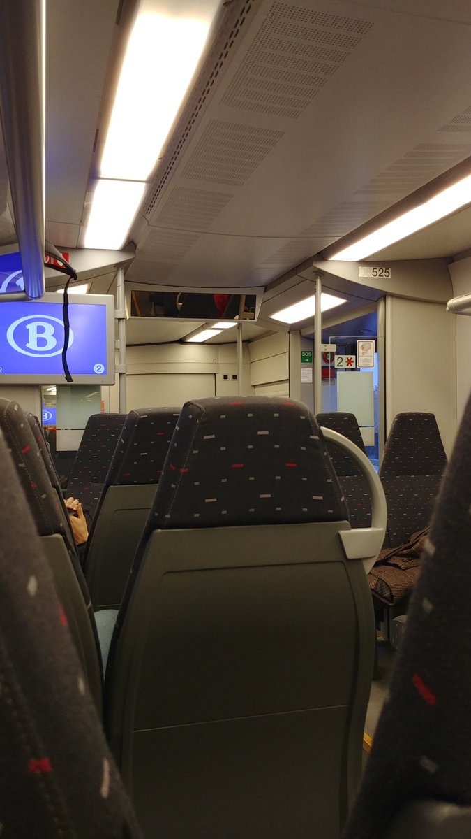 RemyGau's tweet photo. Félicitations à ceux qui ont fait Arlon-Bruxelles (avec 30' de rallonge...) dans un train conçu pour des courtes distances. 
Par pitié, @SNCB, serait-ce possible d'en avoir un plus confortable samedi prochain? 😅 
Merci, merci! https://t.co/EWEd8mAOFj